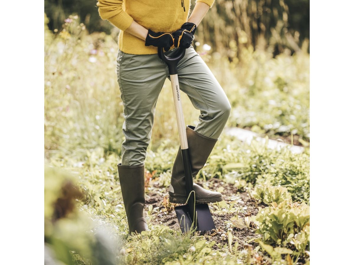 Лопата штыковая с дер. черенком Solid FISKARS