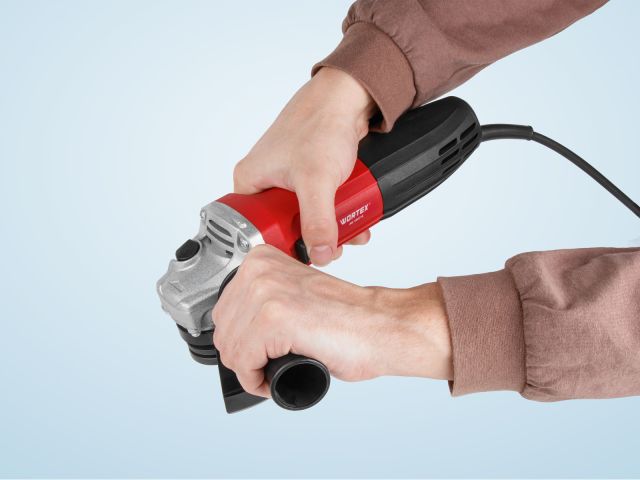 Одноручная углошлифмашина WORTEX AG 1207-6 в кор. 750 Вт, 125 мм, 0-10000 об/мин (рег.об., пылезащита двигателя и подшипника, 5 отрезных кру