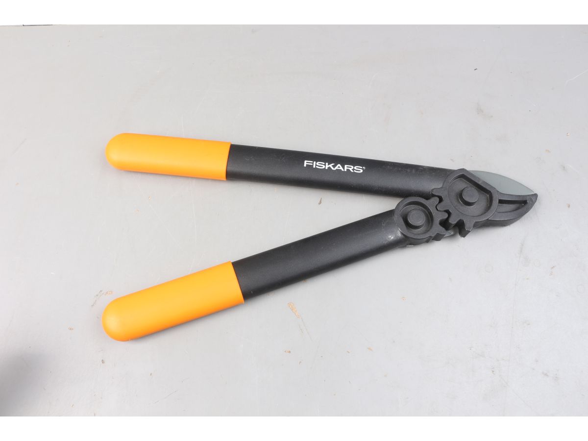 Сучкорез контактный L31 FISKARS PowerGear малый уцененный (0811105533)