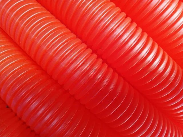 Трубка защитная гофрированная 20/25 мм бухта 50м красная (для 18 трубы) (Пешель для 18 трубы)