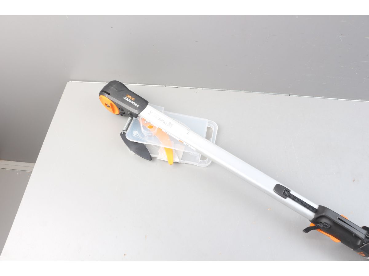 Сучкорез универсальный телескопический UPX86 FISKARS PowerGear уцененный (7579586640)