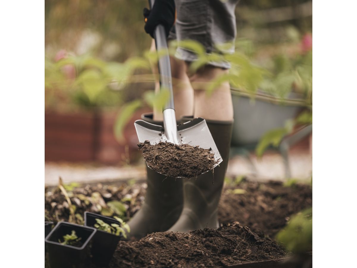 Лопата штыковая с закругл.лезвием Ergonomic FISKARS