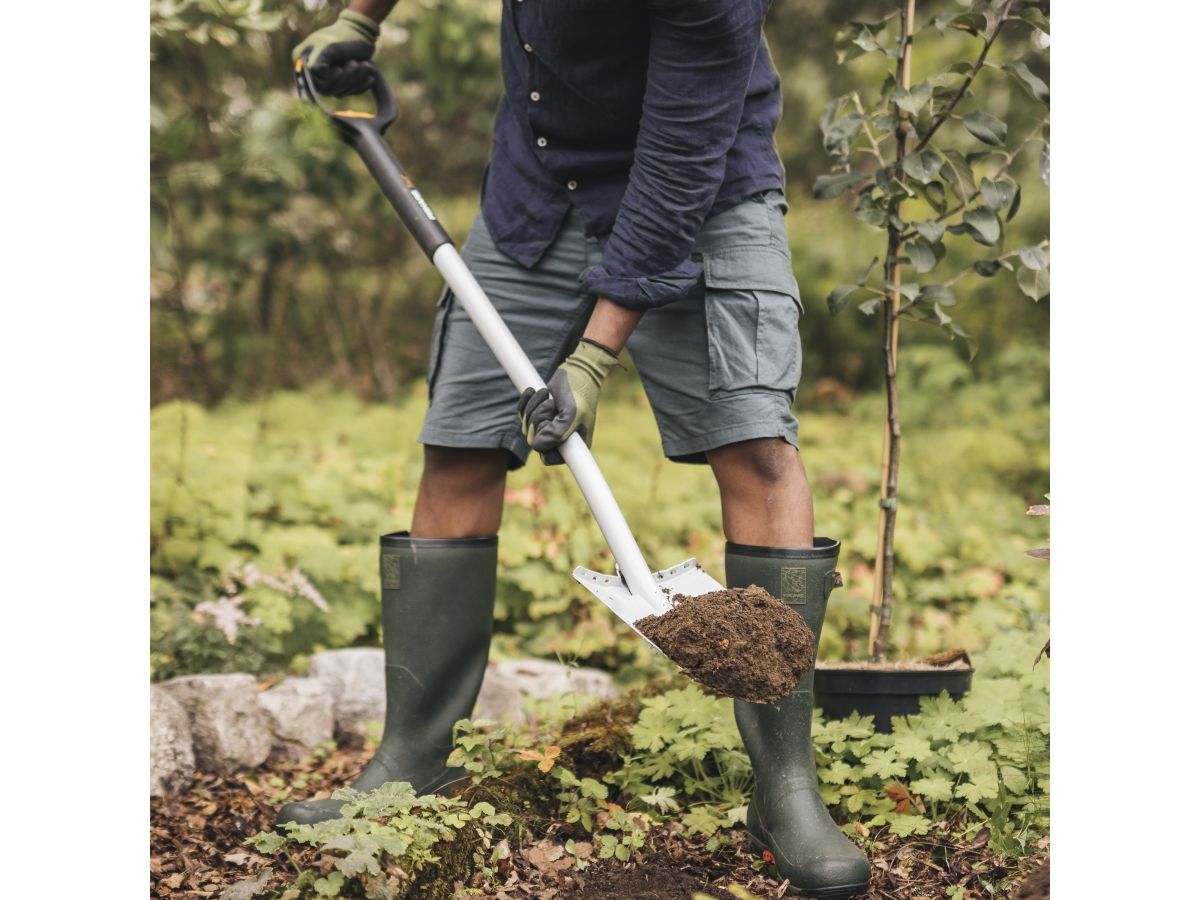 Лопата штыковая телескопическая закругленная Xact FISKARS