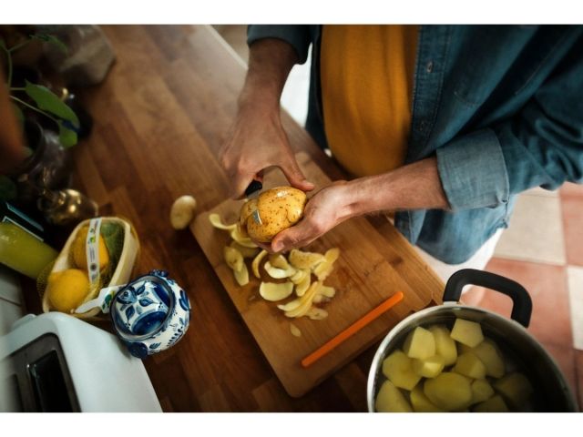 Нож для корнеплодов 7 см с изогнутым лезвием Functional Form Fiskars