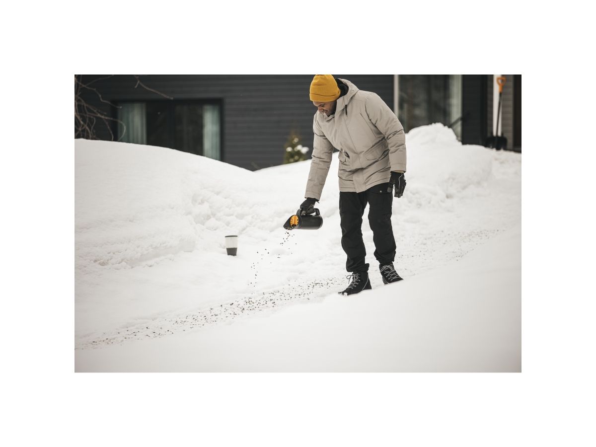 Разбрасыватель Solid FISKARS