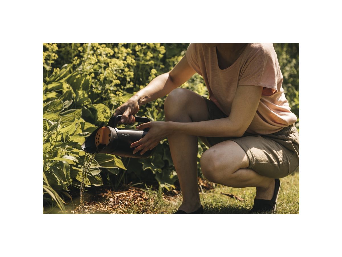 Разбрасыватель Solid FISKARS