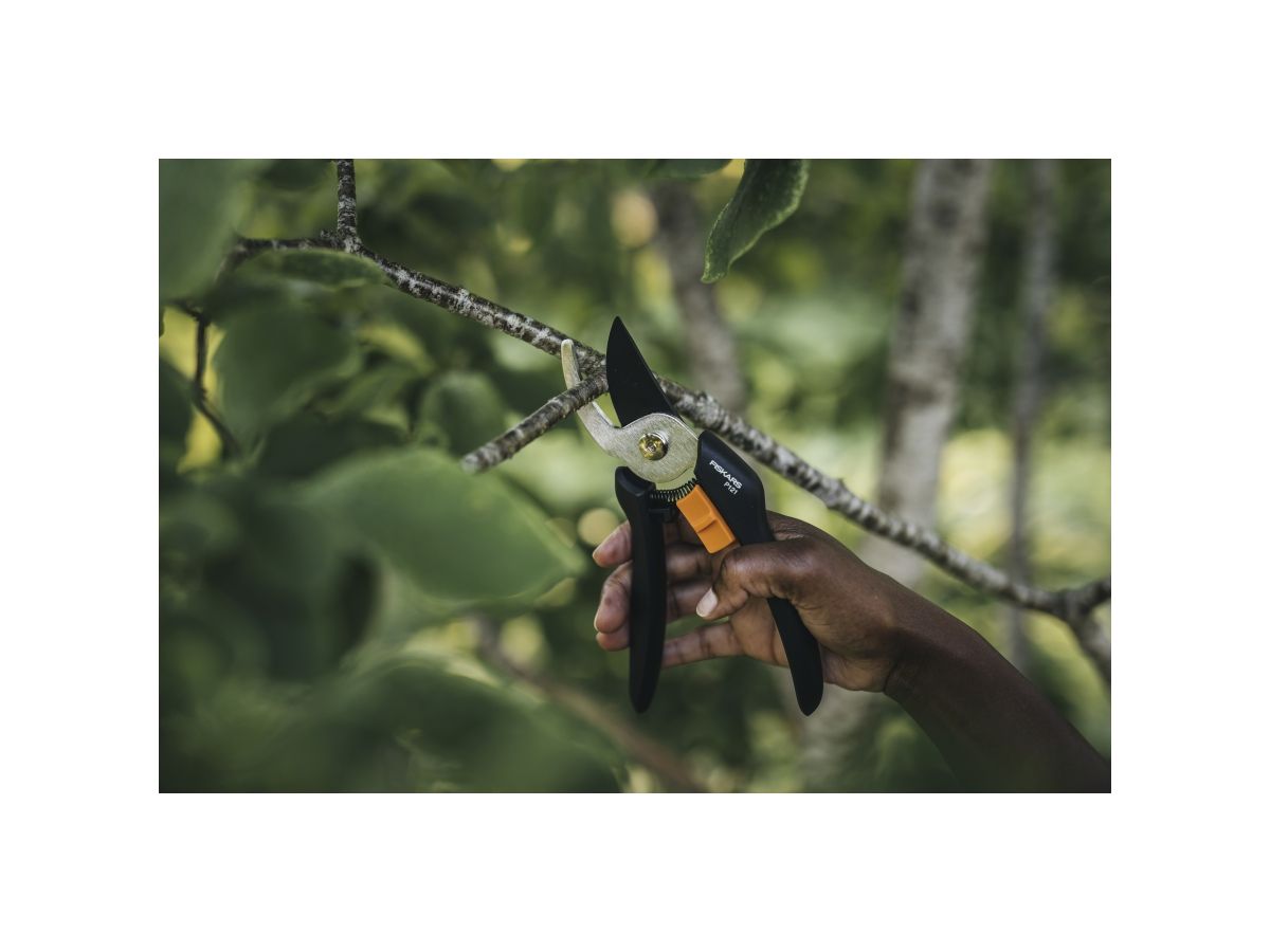 Секатор плоскостной FISKARS Solid P121