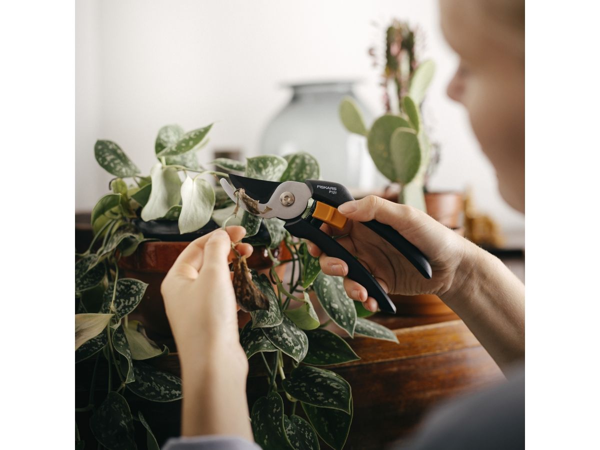 Секатор плоскостной FISKARS Solid P121