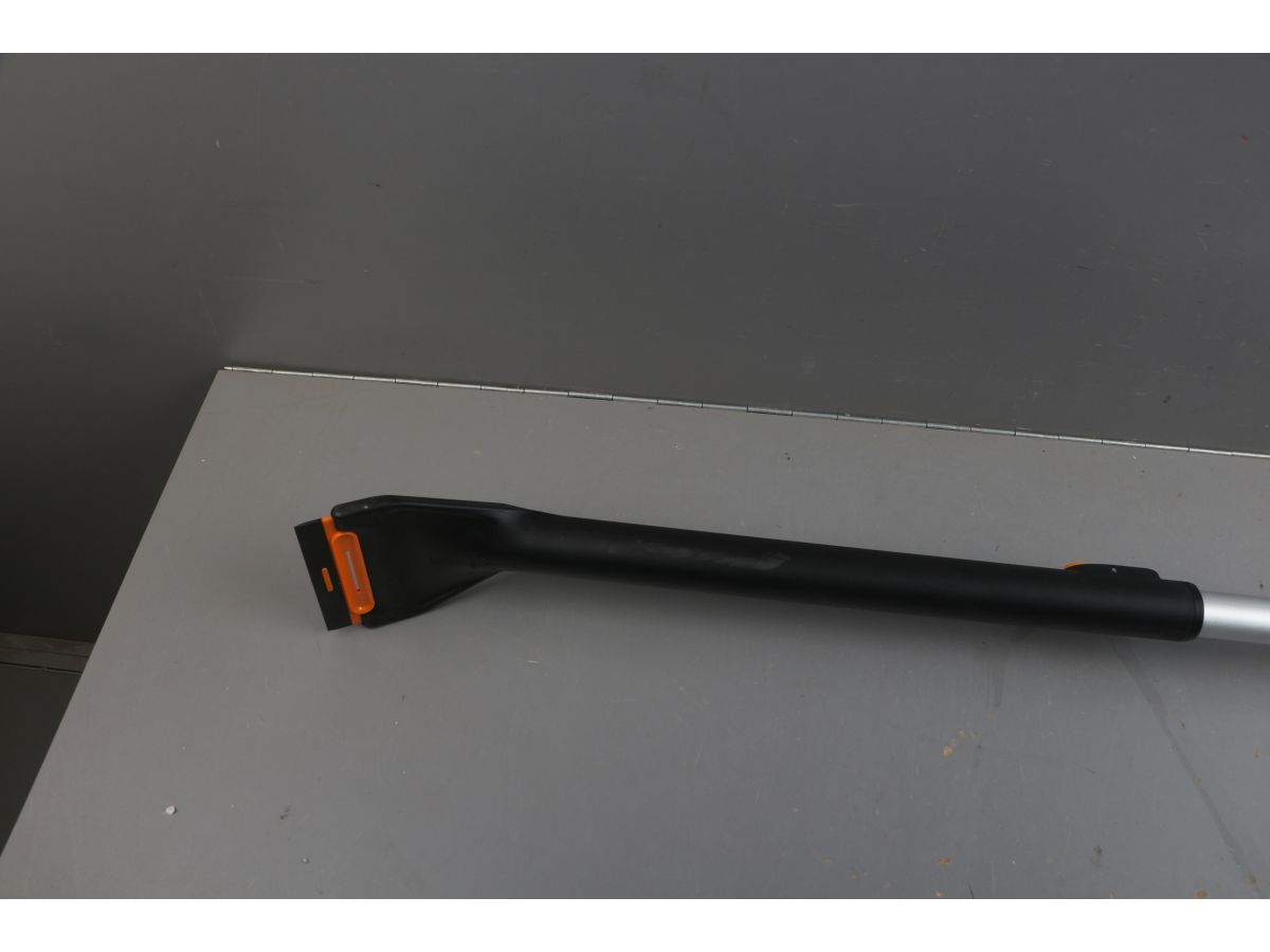 Щетка для снега 96-121см телескоп. со скребком X-series FISKARS уцененный (0004733696)