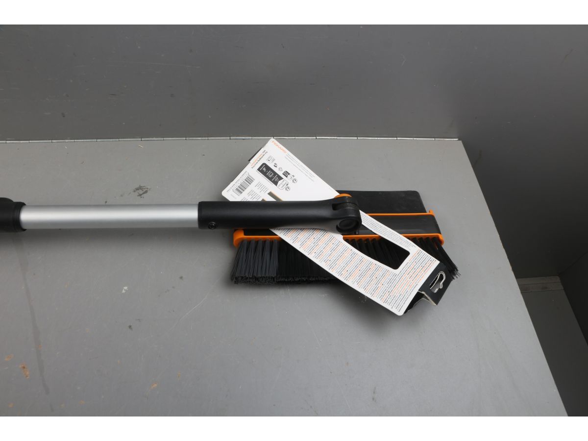 Щетка для снега 96-121см телескоп. со скребком X-series FISKARS уцененный (0004733696)