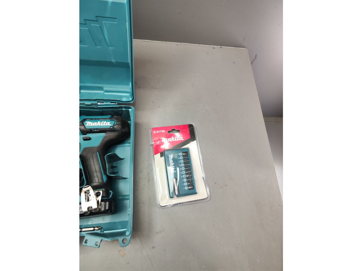 Аккум. дрель-шуруповерт MAKITA CXT DF 333 DWAE в чем. + набор бит уцененный (0221897312)