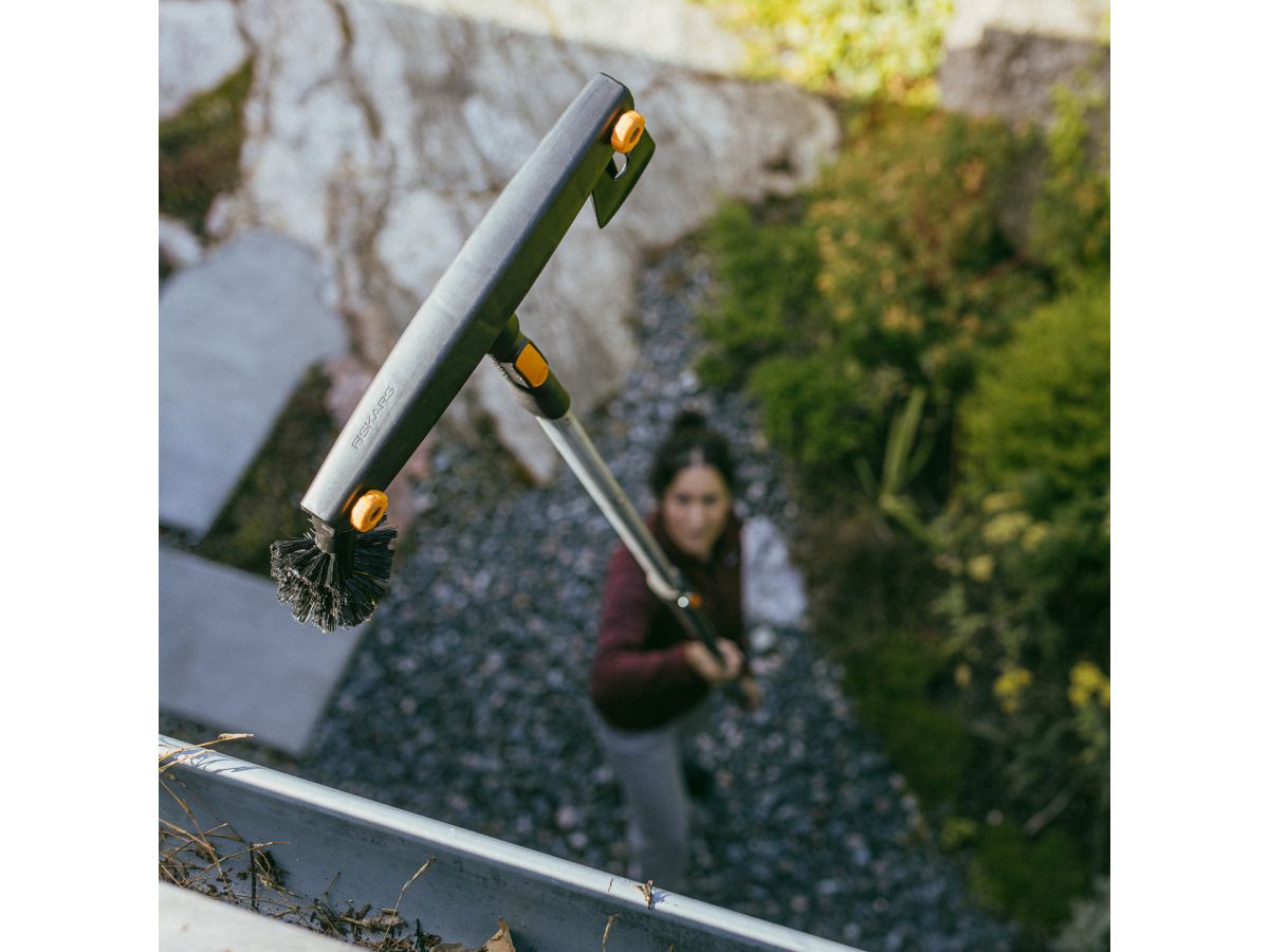 Черенок алюминиевый телескопический L 220-400см OneClick FISKARS