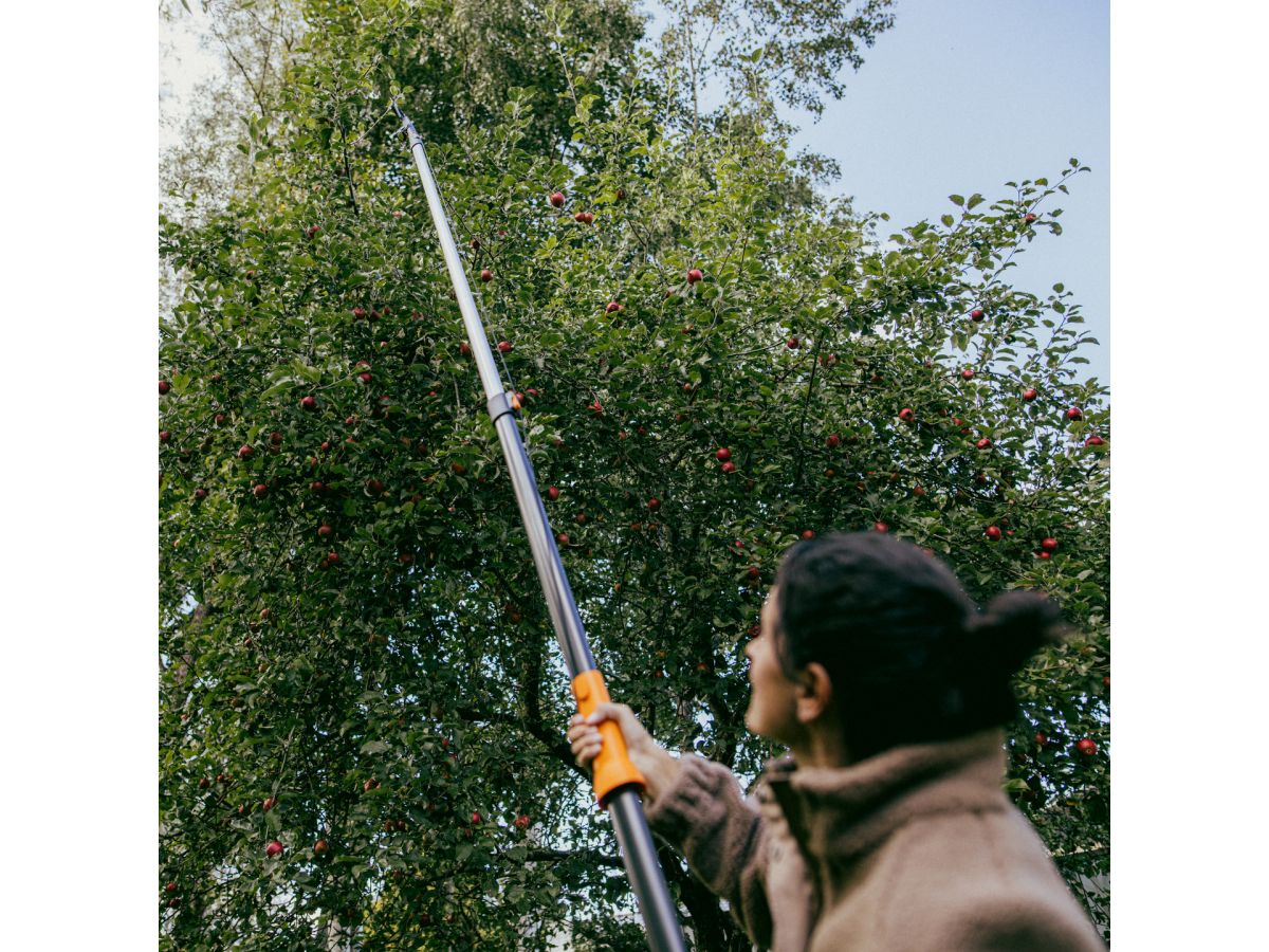 Черенок алюминиевый телескопический L 220-400см OneClick FISKARS