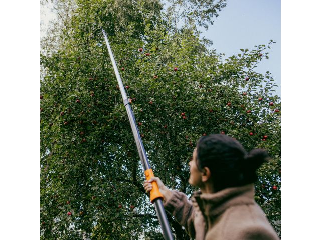 Черенок алюминиевый телескопический L 220-400см OneClick FISKARS