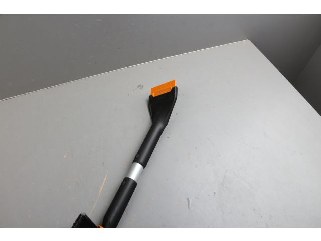 Щетка для снега 63см со скребком Plus FISKARS уцененный (0245706252) (щетка-сметка снеговая, съемный скребок)