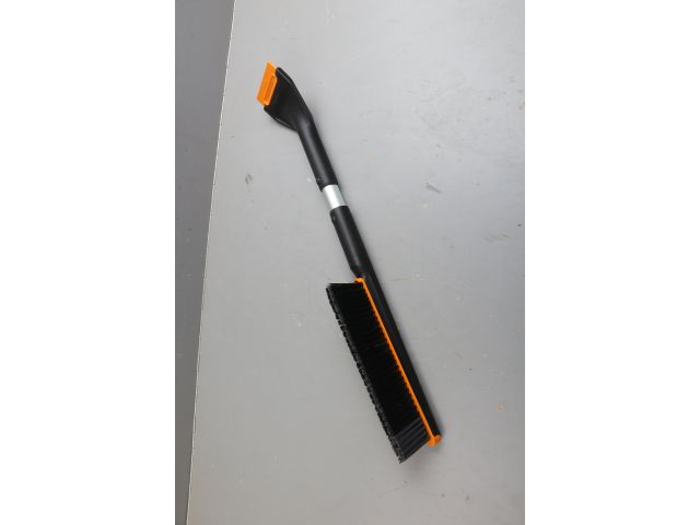 Щетка для снега 63см со скребком Plus FISKARS уцененный (0245706252) (щетка-сметка снеговая, съемный скребок)
