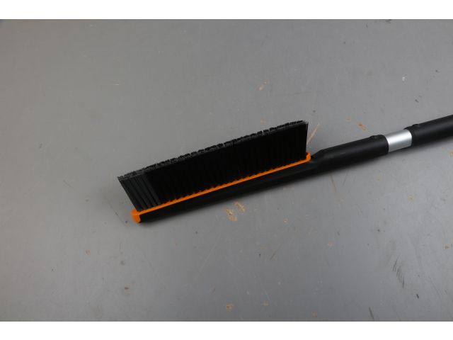 Щетка для снега 63см со скребком Plus FISKARS уцененный (0245706252) (щетка-сметка снеговая, съемный скребок)