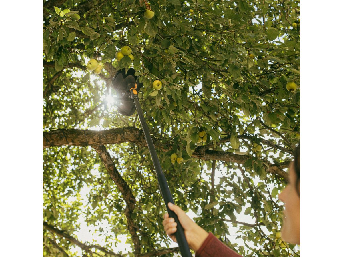 Черенок алюминиевый телескопический М 119-174см OneClick FISKARS