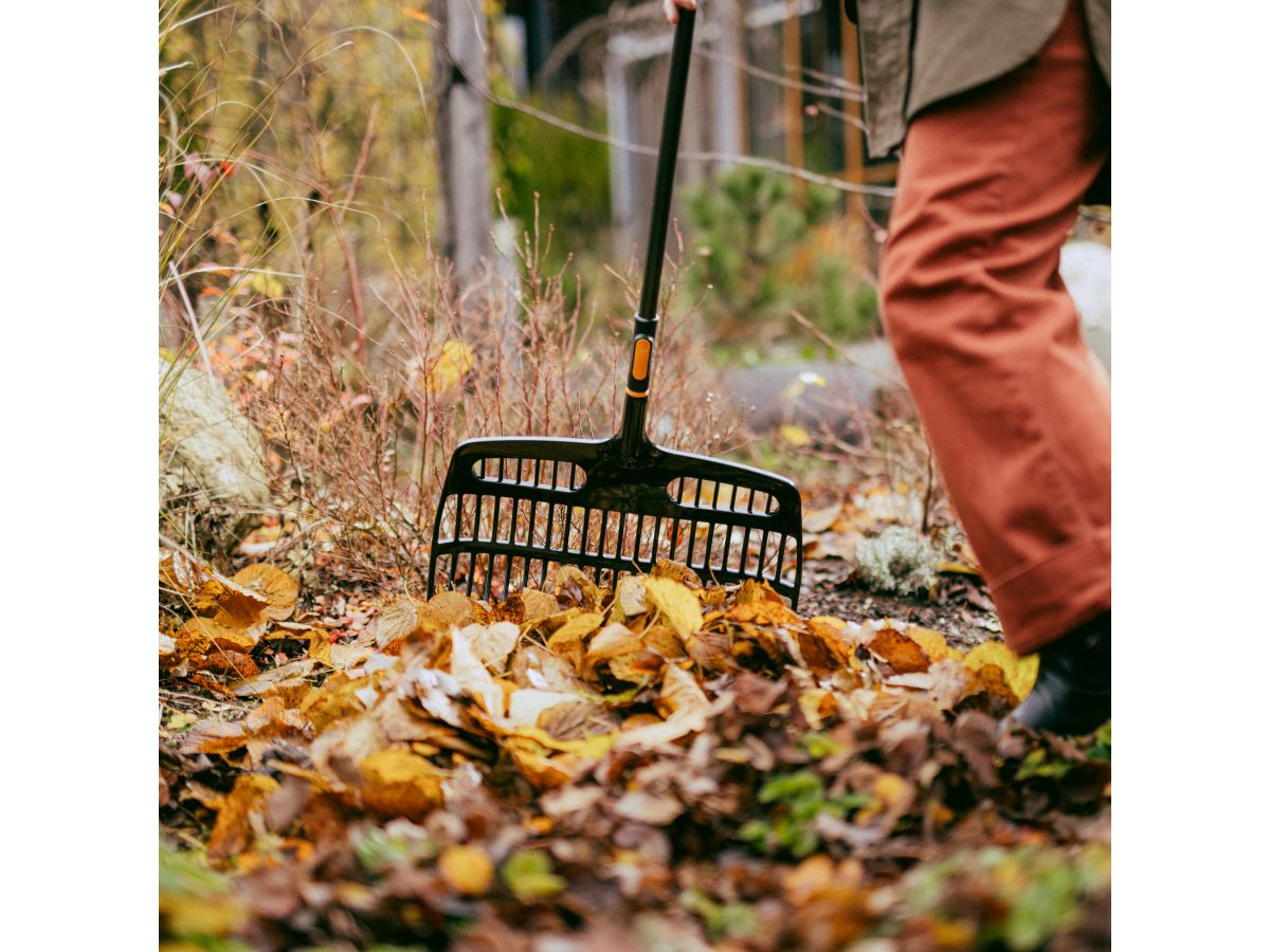 Грабли-лопата для листьев OneClick FISKARS