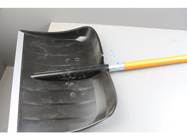 Лопата снеговая SnowXpert FISKARS уцененный (8925552333) (длина: 1310мм, ширина: 355мм)