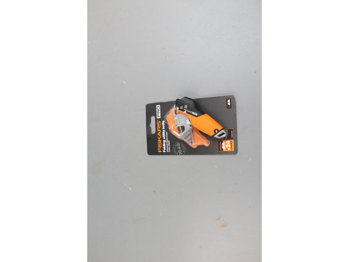 Нож строительный складной, со сменным лезвием CarbonMax FISKARS уцененный (0000072156)