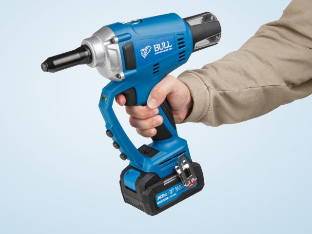 Аккум. заклепочный пистолет BULL CRG 1018 в чем. XLTpro, БЕСЩЕТ., 25 мм, 10000 Н, 1х4 А*ч (2.4, 3.2, 4.0, 4.8 мм, вытяжные, подсветка)