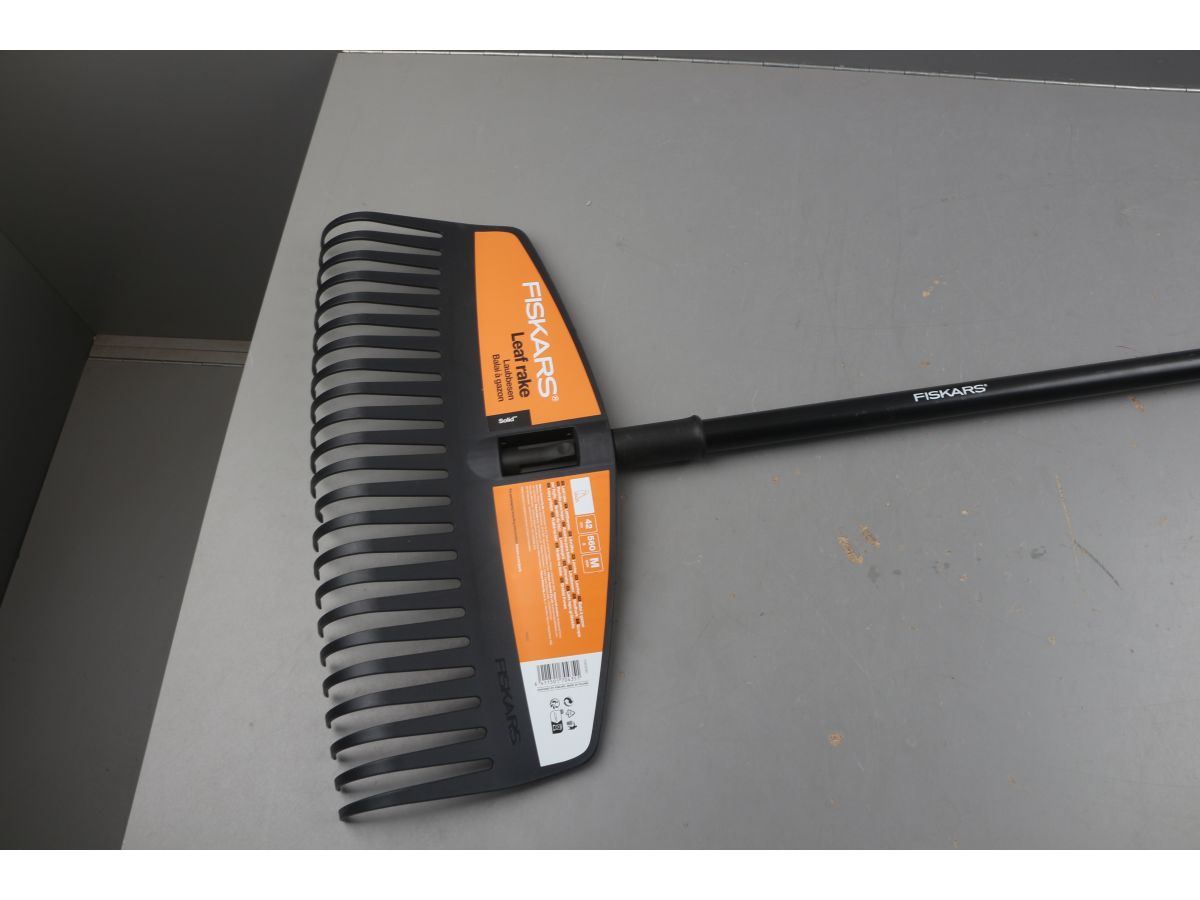 Грабли для листьев M Solid FISKARS уцененный (0003045972)