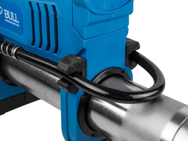 Аккум. шприц для смазки BULL CGG 6818 в кор. XLTpro SET 18 В, 690 атм., 255 г/мин, 1х4 А*ч, з/у 4 А (Шланг 76 см)