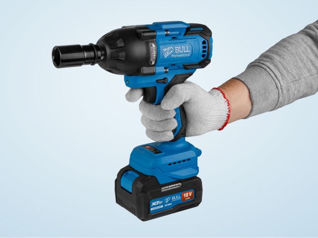 Аккум. ударный гайковерт BULL SC 1807 Xcase, XLTpro, БЕСЩЕТ., 18 В, 750 Н*м, 1/2", 2х4 А*ч, з/у 4 А (вес 2,24 кг)
