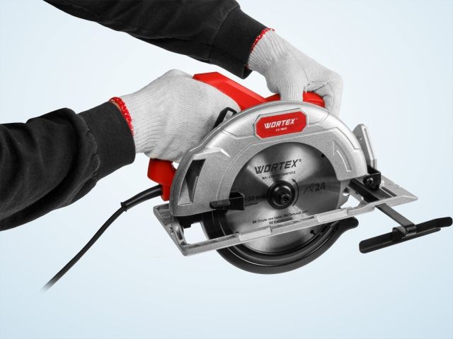 Циркулярная пила WORTEX CS 1865 в кор. 1400 Вт, 185 мм, пропил до 65 мм, алюм. подошва (1400 Вт, 185х20 мм 24Т, пропил до 65 мм, алюминиевая