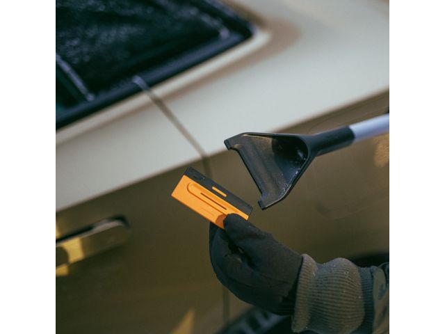 Щетка для снега 76см со скребком Plus FISKARS (щетка-сметка снеговая, съемный скребок)