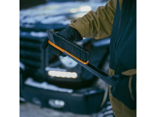 Щетка для снега 76см со скребком Plus FISKARS (щетка-сметка снеговая, съемный скребок)