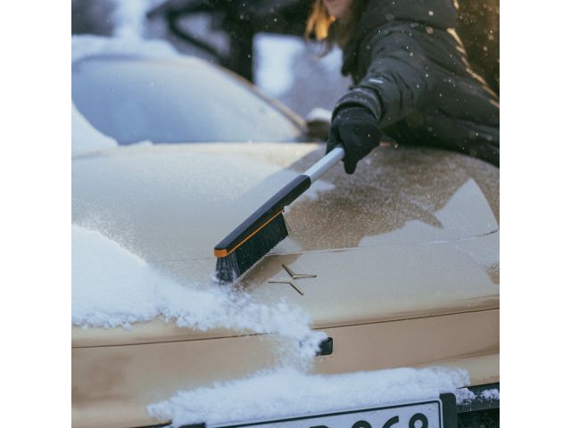 Щетка для снега 76см со скребком Plus FISKARS (щетка-сметка снеговая, съемный скребок)