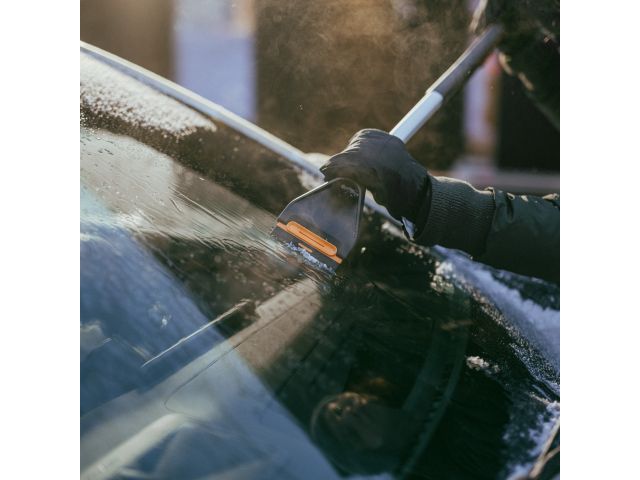 Щетка для снега 76см со скребком Plus FISKARS (щетка-сметка снеговая, съемный скребок)