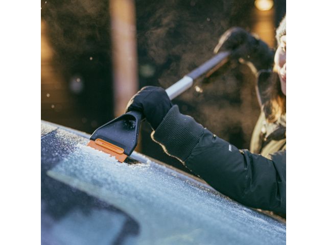 Щетка для снега 76см со скребком Plus FISKARS (щетка-сметка снеговая, съемный скребок)