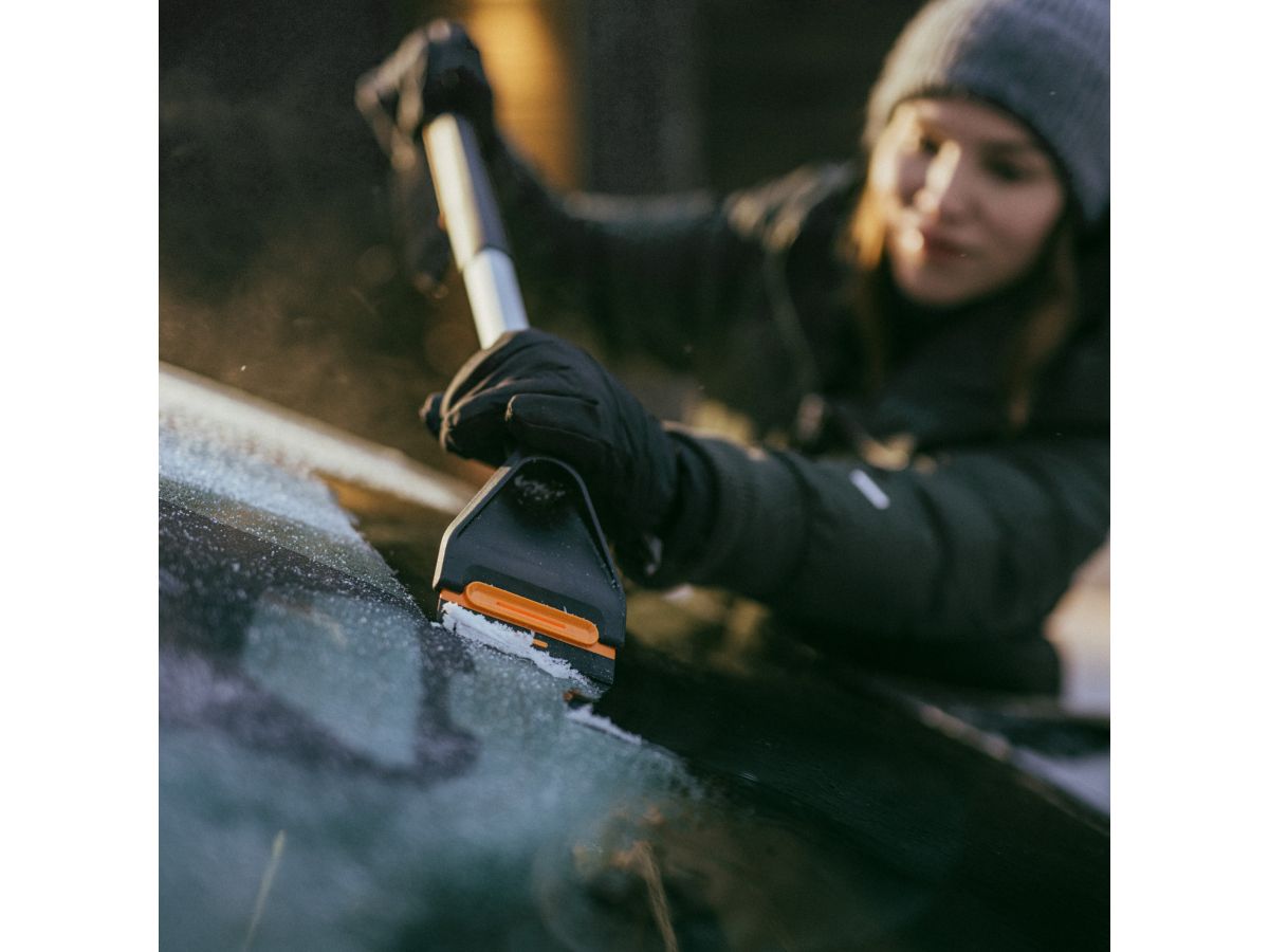 Щетка для снега 76см со скребком Plus FISKARS