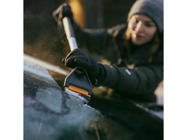Щетка для снега 76см со скребком Plus FISKARS (щетка-сметка снеговая, съемный скребок)