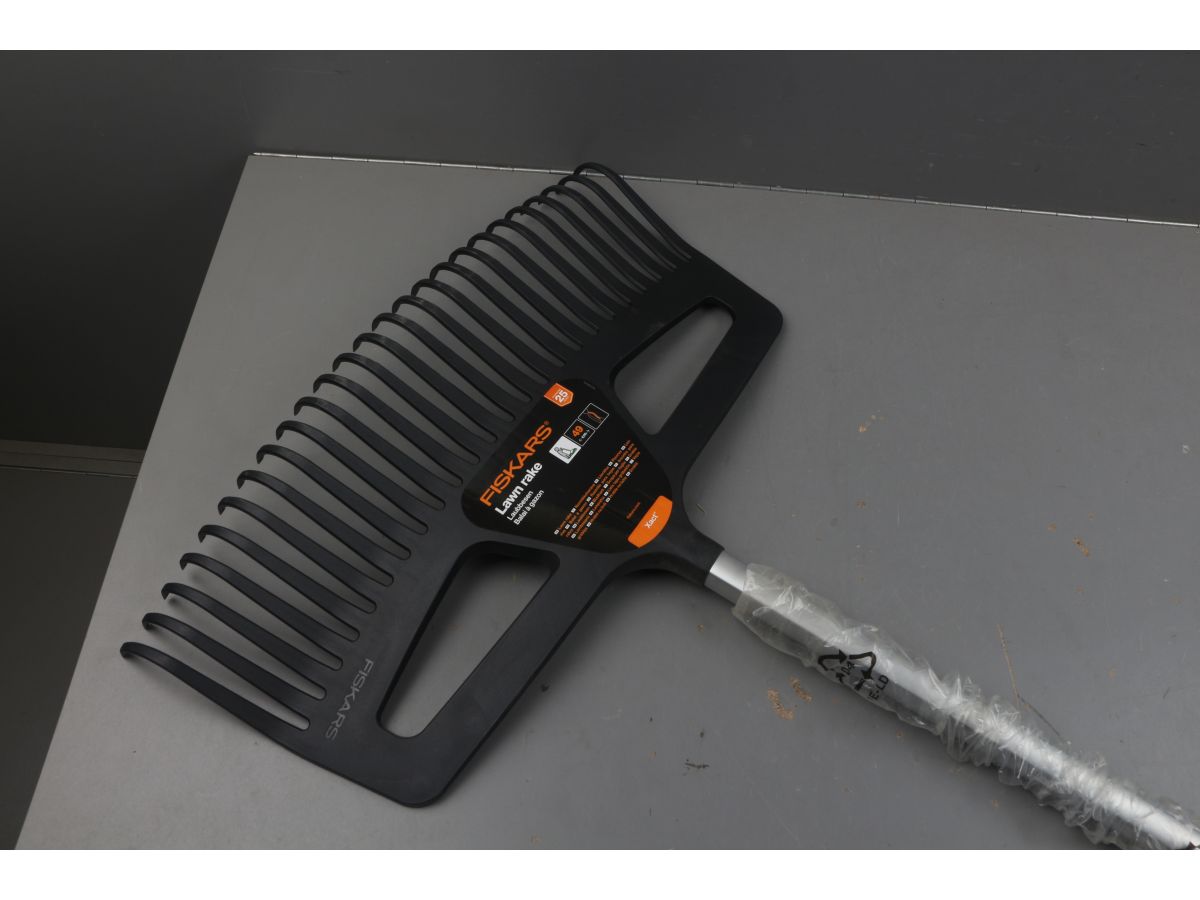 Грабли для газона L Xact FISKARS уцененный (0114091470)