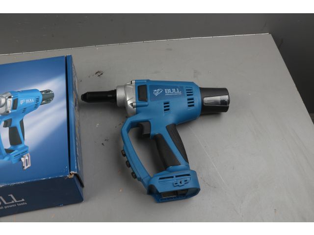 Аккум. заклепочный пистолет BULL CRG 1018 в кор. XLTpro SOLO, БЕСЩЕТ., 25 мм, 10000 Н уцененный (0 (2.4, 3.2, 4.0, 4.8 мм, вытяжные, подсвет