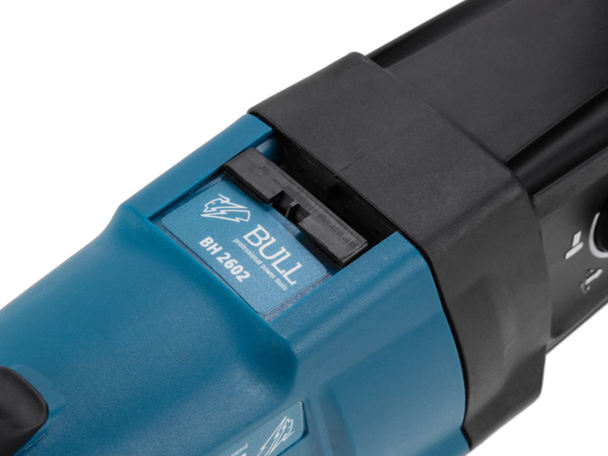 Перфоратор BULL BH 2602 в чем. Xcase 800 Вт, 3.0 Дж, 4 реж. + 2 зубила, 3 сверла, БЗП в комплекте
