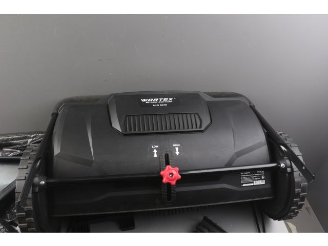 Собиратель листьев механический WORTEX HLS 5310 в кор. шир. 53 см., выс. 5-40 мм. уцененный (02265 (Ручной привод, регулировка высоты, мусор