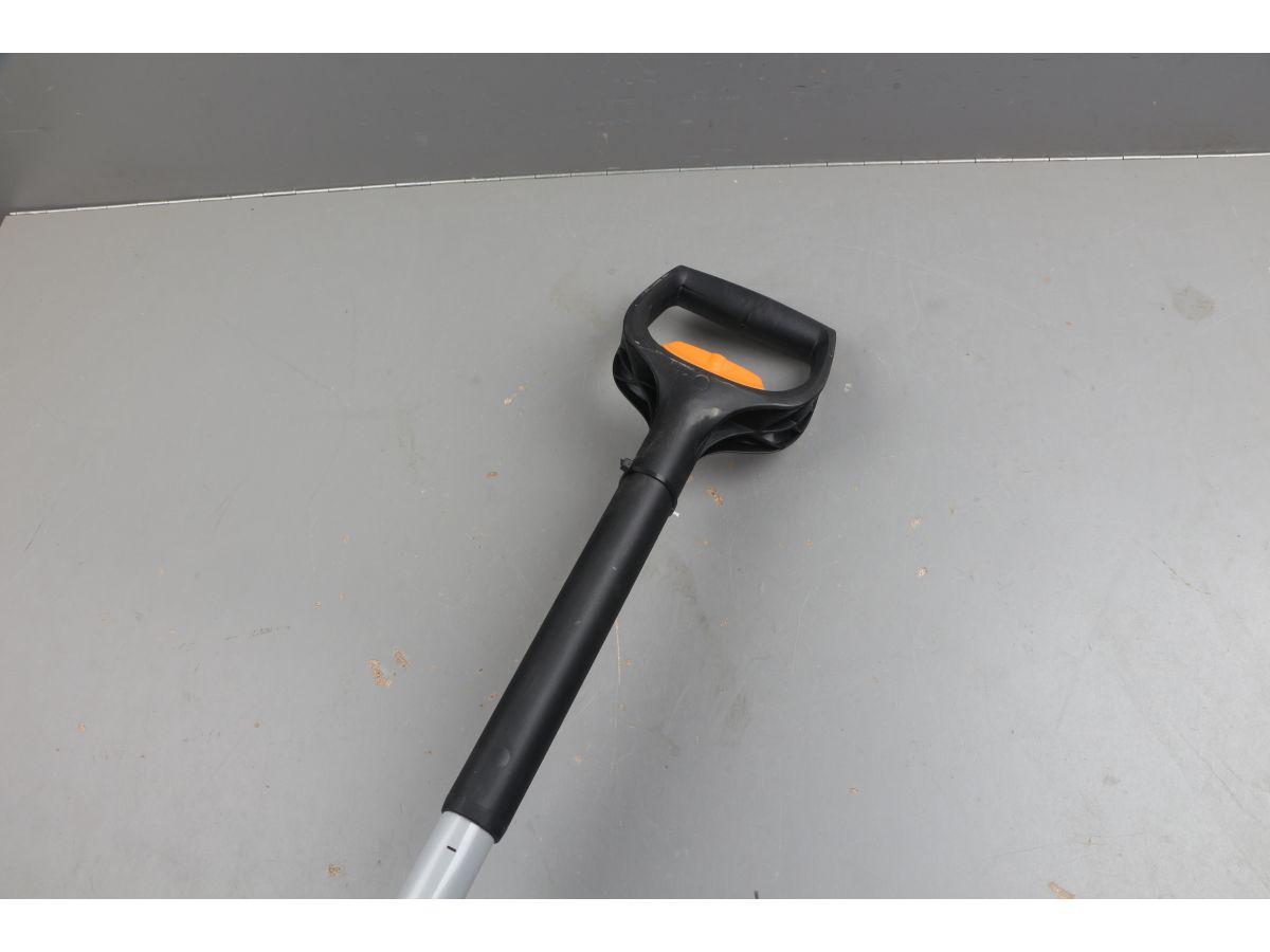 Лопата штыковая телескопическая прямая Xact FISKARS уцененный (0238941838)