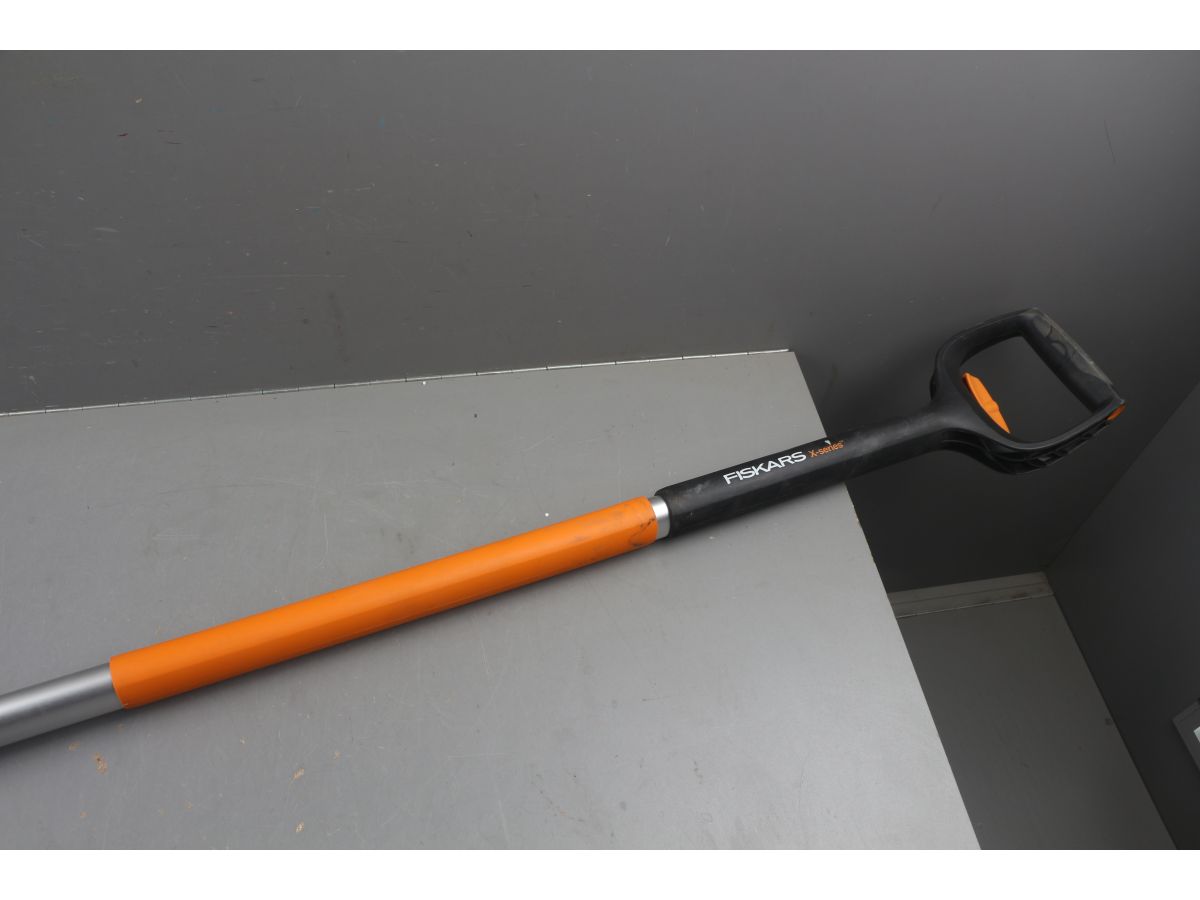 Скрепер для уборки снега телескопический X-series FISKARS уцененный (0345298434)