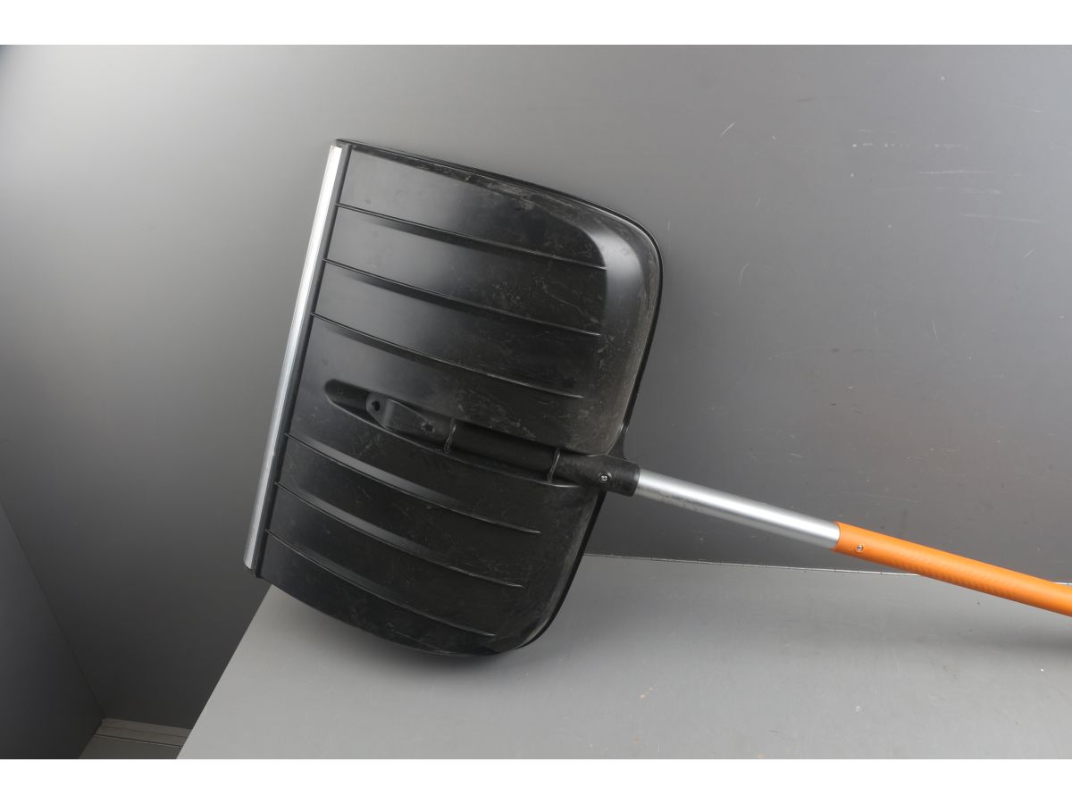 Скрепер для уборки снега телескопический X-series FISKARS уцененный (0345298434)