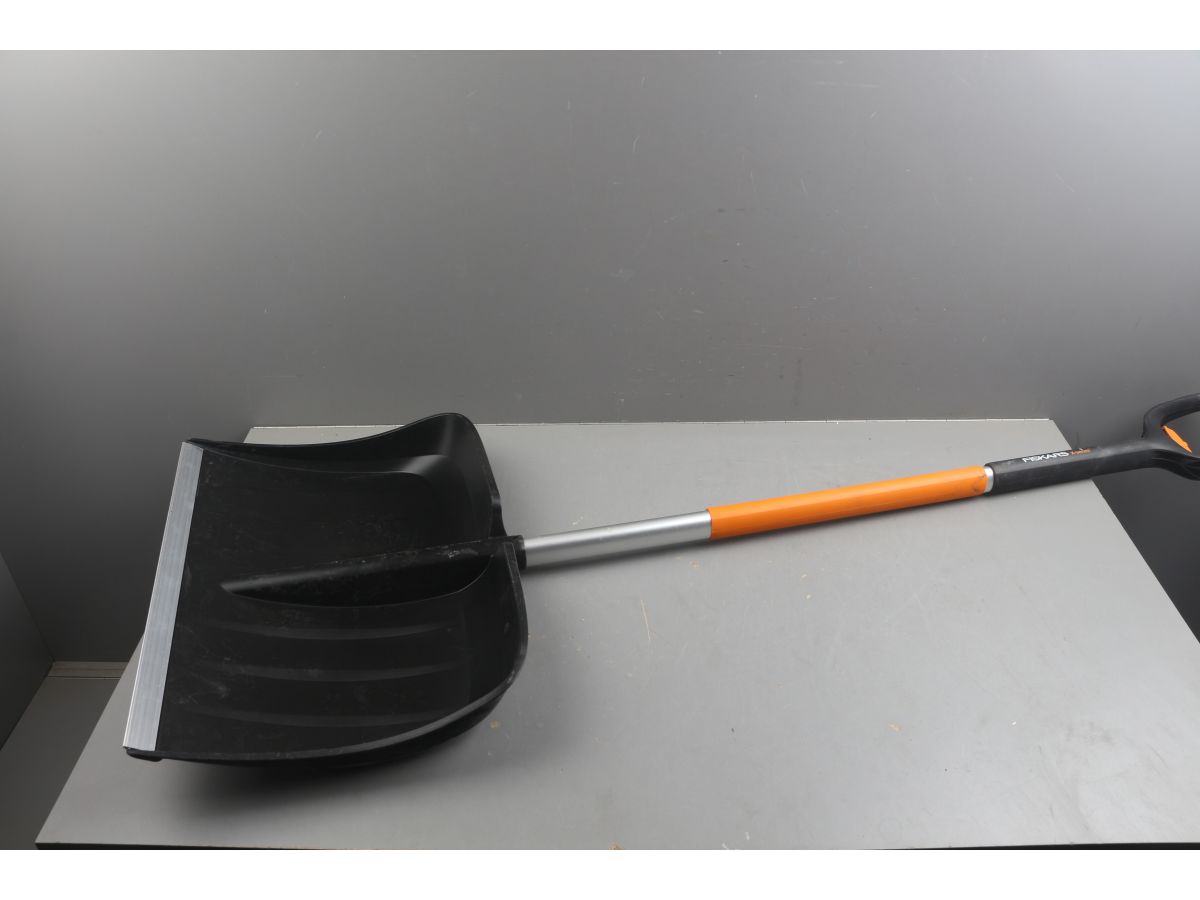 Скрепер для уборки снега телескопический X-series FISKARS уцененный (0345298434)