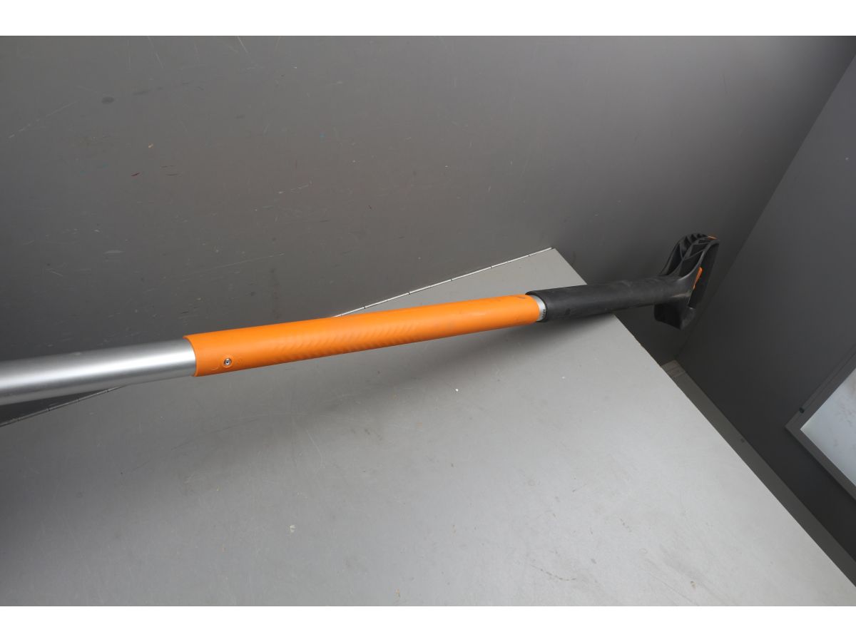Скрепер для уборки снега телескопический X-series FISKARS уцененный (0345298434)
