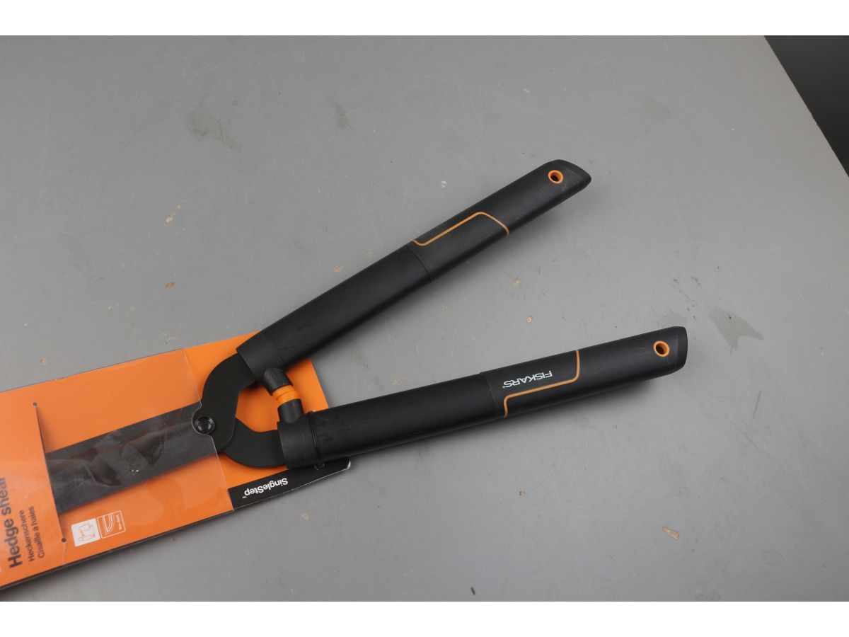 Ножницы для живой изгороди HS22 с волнообразным лезвием FISKARS SingleStep уцененный (0461496000)