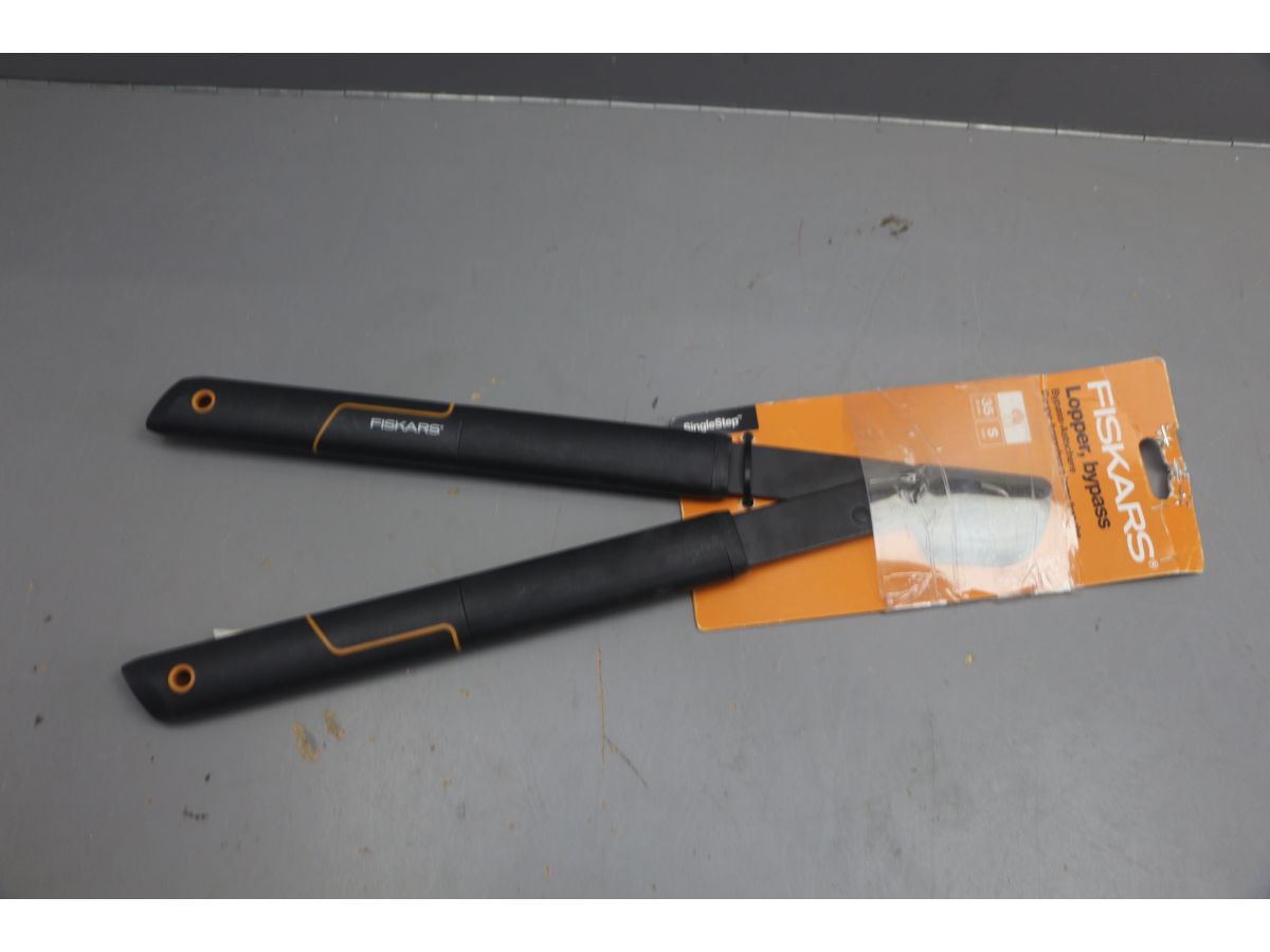 Сучкорез плоскостной c загн. лезвиями малый SingleStep L28 FISKARS уцененный (0542582108)