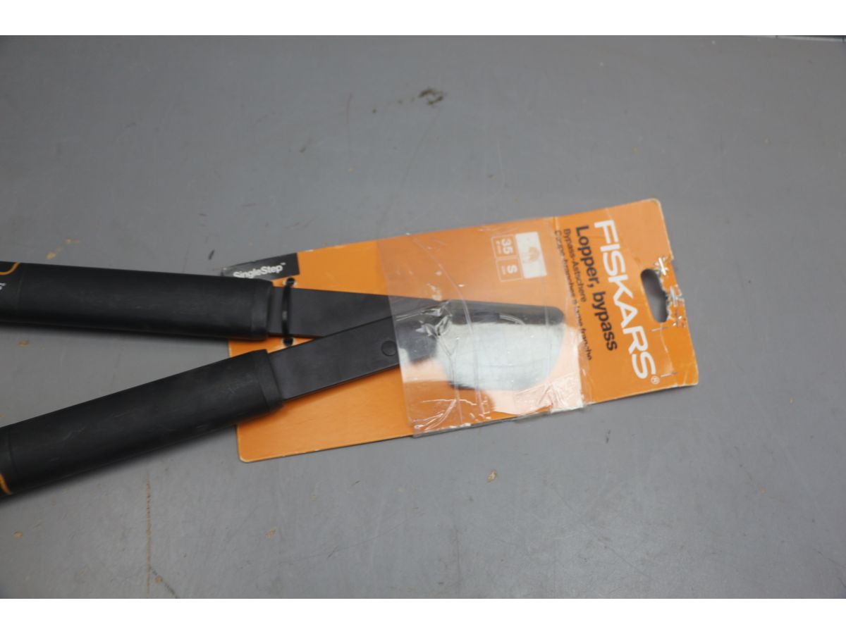 Сучкорез плоскостной c загн. лезвиями малый SingleStep L28 FISKARS уцененный (0542582108)