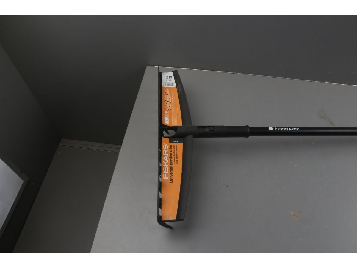 Грабли универсальные Solid FISKARS уцененный (0566364420)